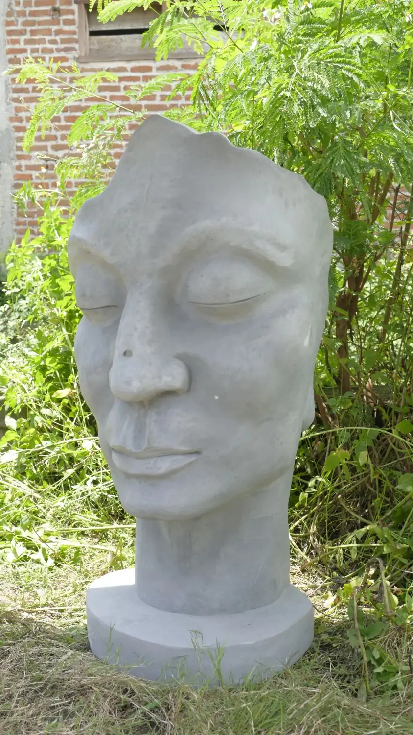 Product image 3 of the product “Aras - Face looking to the right, 120 cm H | cast stone ”